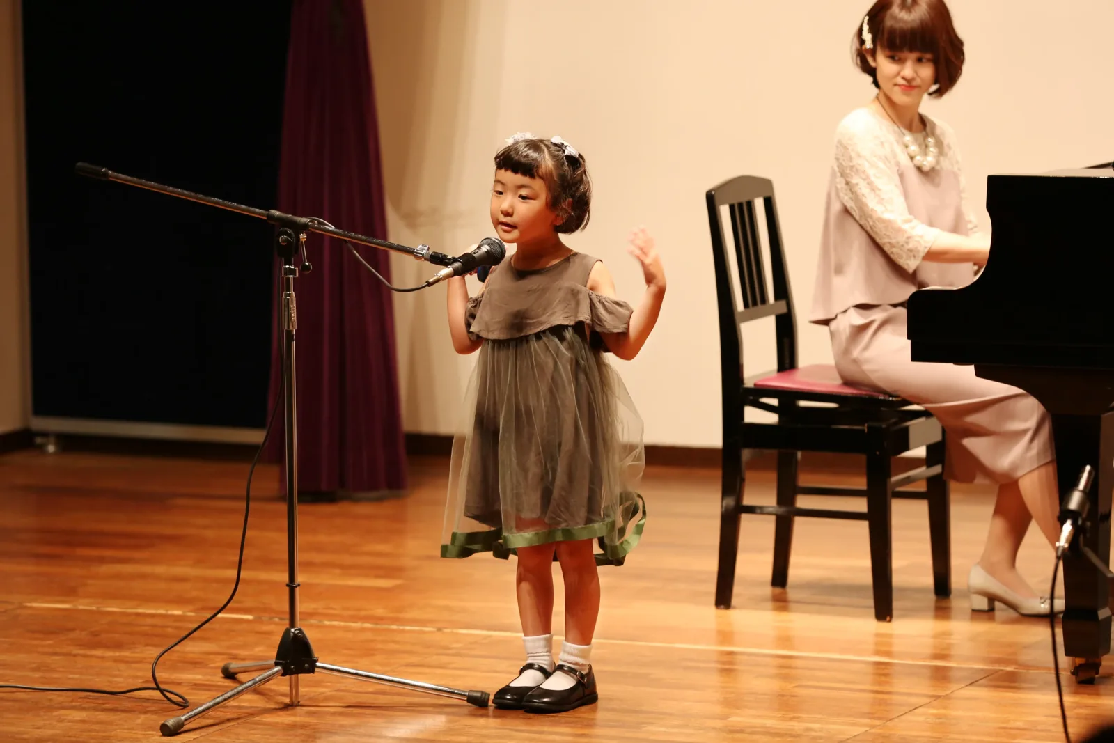 発表会で先生のピアノに合わせて歌う生徒さん